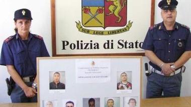 Il tabellone con le foto degli arrestati nell’operazione