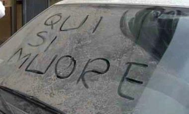 Parabrezza di unauto coperto dalla polvere sottile 