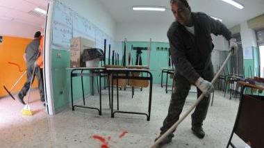 Un bidello al lavoro in una scuola (foto d’archivio)
