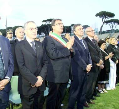 A sinistra: il presidente della Regione, Enrico Rossi ed il sindaco Lunardini allanniversario della strage 