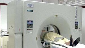 Se lo dimenticano nella Tac prigioniero per un'ora