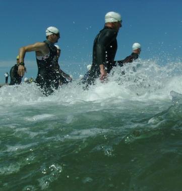 Gli ironman alla partenza della massacrante prova di nuoto 
