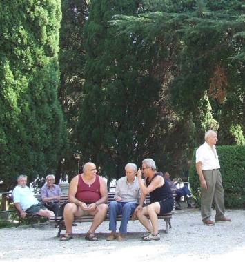 Un gruppo di anziani ai giardini pubblici  