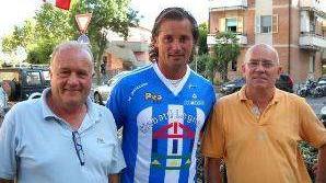 <b>SQUADRA.</b> Enrico Mariotti tra Marcello e Maurizio Pericoli