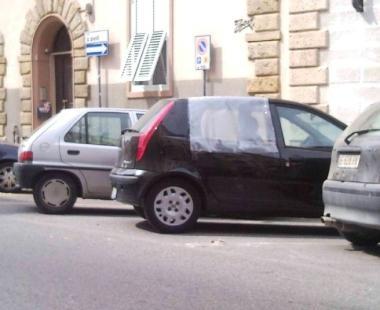 Il vetro dellauto danneggiato in via Paoli 