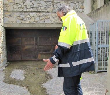 Un tecnico della protezione civile davanti allAula Mariana  
