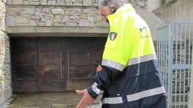 Un tecnico della protezione civile davanti all’Aula Mariana