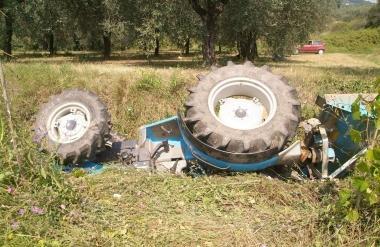 Il trattore finito nel fossato che ha schiacciato lagricoltore di Tofori 