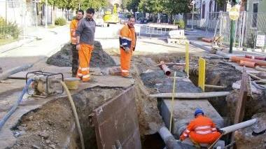<b>LAVORI.</b> Operai in un cantiere per le fognature