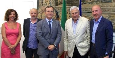 Nella foto i rappresentanti del Comune di Abetone e della montagna alla Farnesina insieme al ministro Frattini che sta lavorando per favorire il buon esito del gemellaggio tra il comune pistoiese e la citt&agrave; statunitense di Aspen dove Seghi e Col&ograve; trionfarono  