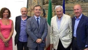 Nella foto i rappresentanti del Comune di Abetone e della montagna alla Farnesina insieme al ministro Frattini che sta lavorando per favorire il buon esito del gemellaggio tra il comune pistoiese e la città statunitense di Aspen dove Seghi e Colò trionfarono
