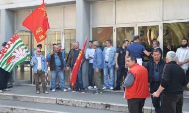 Una manifestazione dei lavoratori delle ditte dappalto 