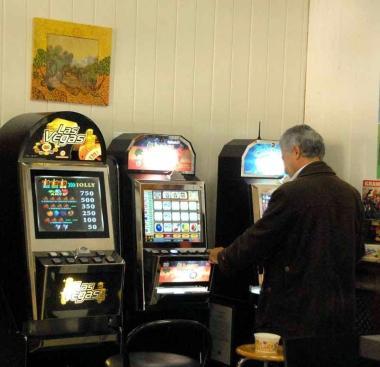 Un giocatore al videopoker 