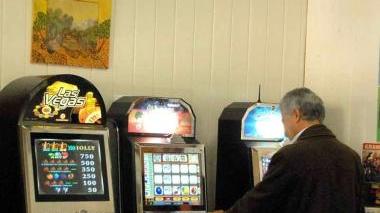 Un giocatore al videopoker