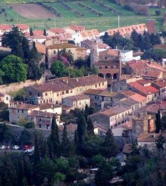 Una veduta aerea dellantico borgo di Suvereto        