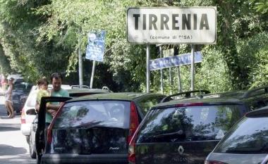 Auto in coda e parcheggio selvaggio a Tirrenia 