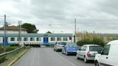 Auto in coda a un passaggio a livello
