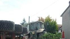 Il trattore che si è ribaltato dopo aver travolto un contatore del gas ed essere entrato in un giardino privato
