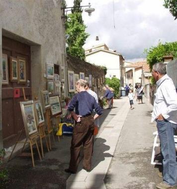Una passata edizione della rassegna darte Via dellArco che ogni anno si svolge nella cittadina termale 