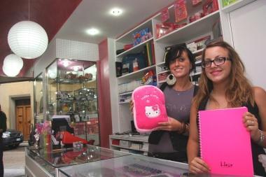 Olga e Roberta Bernardini nel nuovo negozio di cartoleria Bruschi  