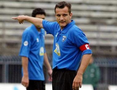A sinistra Massimiliano Cappellini in versione capitano dellEmpoli, qui sopra mentre segue una partita dalle tribune del Castellani nelle vesti di team manager (lultimo ruolo occupato) A destra una scritta che i tifosi azzurri gli dedicarono quando aveva il contratto in scadenza 