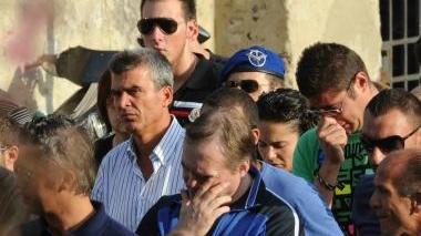 In alto da sinistra il padre mentre lascia la chiesa la disperazione degli amici e la bara mentre viene trasportata all’uscita della pieve di Vicopisano