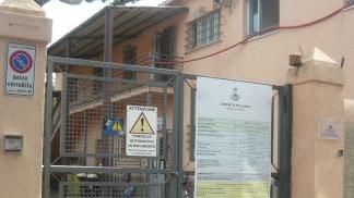 <b>CARTELLI.</b> All’ingresso della sede dei Vigili Urbani segnalano l’avvio dei lavori