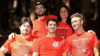 Francesco Marchi (al centro) con lo staff del parco avventura