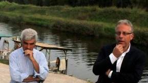 L’assessore Coli (a sin.) e il sindaco Binaglia sulle sponde del torrente Versilia dove dovrebbe nascere il contestato maxi albergo