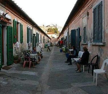 A sinistra il Padiglione dei Mulini sopra le case popolari nella zona di Albereto  