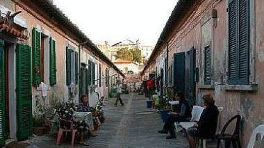 A sinistra il Padiglione dei Mulini sopra le case popolari nella zona di Albereto