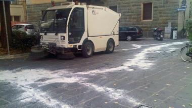 <strong>OLIO. </strong>In alto la spazzatrice guasta in via Garibaldi; a sinistra gli operai versano la polvere di pomice sulle macchie d’olio