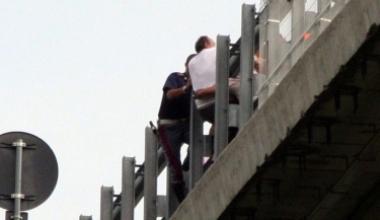 <b>IL MOMENTO DRAMMATICO.</b> Due fasi del salvataggio dellaspirante suicida 