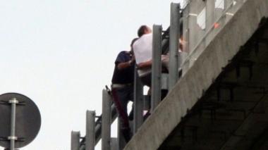 <b>IL MOMENTO DRAMMATICO.</b> Due fasi del salvataggio dell’aspirante suicida