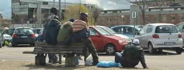 «Dammi i soldi o ti sfascio la macchina»
