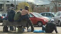 «Dammi i soldi o ti sfascio la macchina»