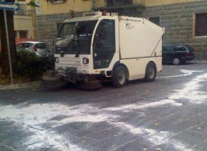 Una scia d'olio a terra, la spazzatrice sporca le strade