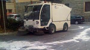Una scia d'olio a terra, la spazzatrice sporca le strade