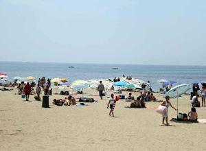 Rifondazione: «Togliamo alla chiesa la spiaggia libera»