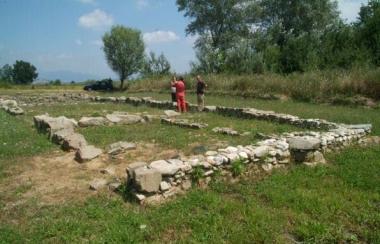 Il perimetro di una delle fattorie romane rinvenute a Fossanera dove doveva nascere il grande parco archeologico lucchese 
