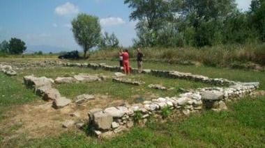 Il perimetro di una delle fattorie romane rinvenute a Fossanera dove doveva nascere il grande parco archeologico lucchese