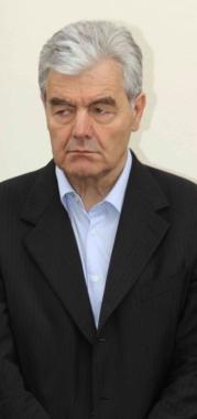 Da sinistra in basso il sindaco di Fucecchio Claudio Toni, il presidente della commissione lavoro del circondario Paolo Gaccione e a destra la classe di una scuola durante una lezione 