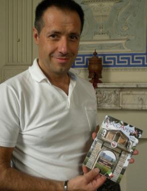 Moreno Bruni mostra il depliant 