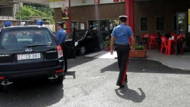 I carabinieri davanti al bar derubato 