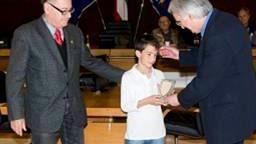A destra Marco Furlanetto impegnato in campo; a sinistra premiato dal sindaco Pucci alla festa dei veterani