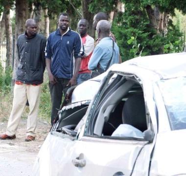 Gli amici sul luogo dellincidente 