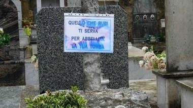 Cartello al ladro «I fiori ti servano per la tua tomba»