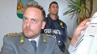 Il maggiore Pietro Vinco durante una conferenza stampa