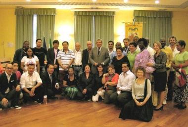 Il presidente Gestri con gli esponenti delle comunit&agrave; straniere 