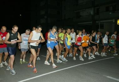 La partenza di una corsa podistica in notturna 